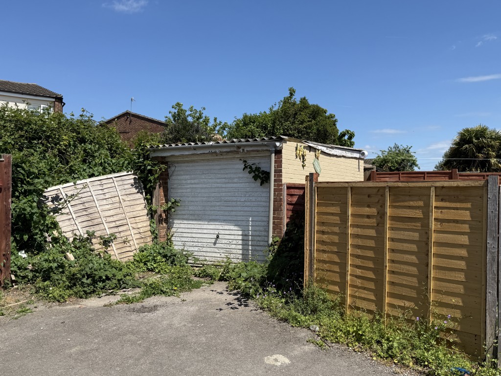 Lot: 21 - COMPOUND OF FOUR GARAGES - Garage 4 in Compound